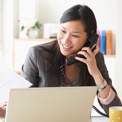 Propietaria de una pequeña empresa analizando por qué debería llevar a su empresa a internet.