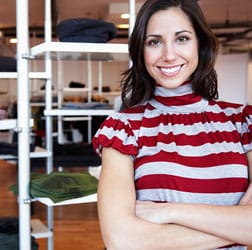 Propietaria de una empresa feliz de que su empresa esté en internet.